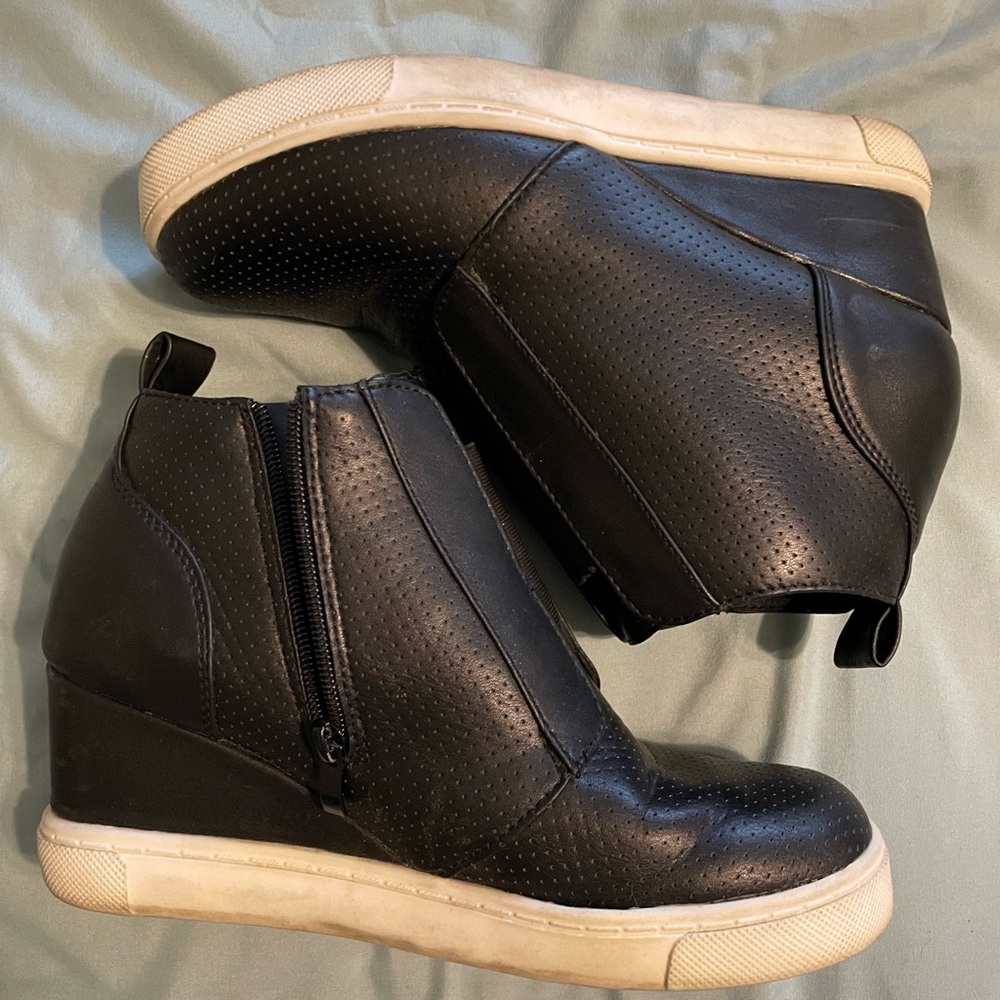 Heeled black tennis shoes